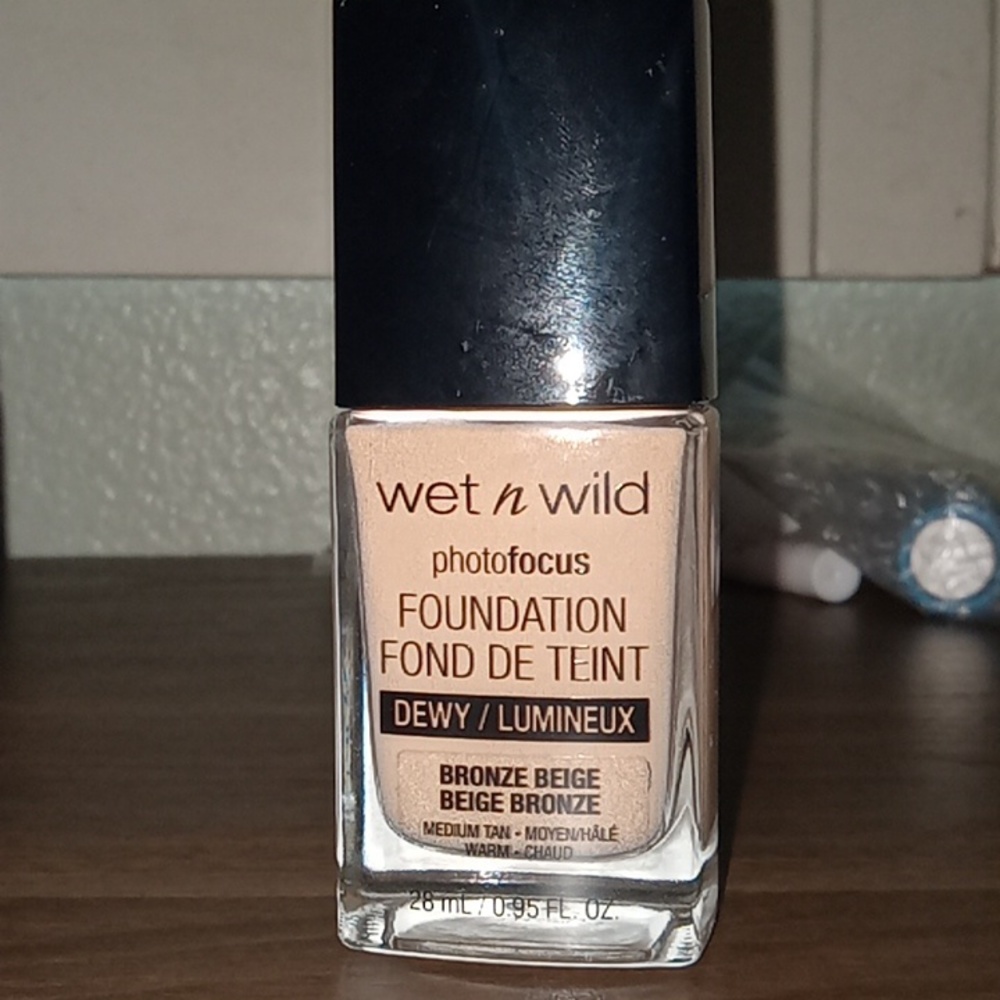 Wet n wild photofocus foundation dewy + lumineux